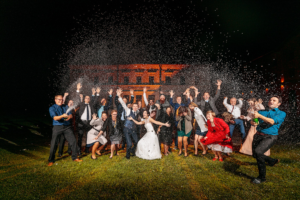 Champagne Shower Gruppenfoto einer Hochzeit mit Sektexplosion Unser traditionelles Sektfoto auf dem Gelände vom Landgut Stober - episch!