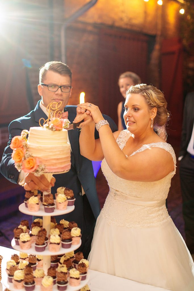 Anschnitt der Hochzeitstorte im Landhaus Alte Schmiede