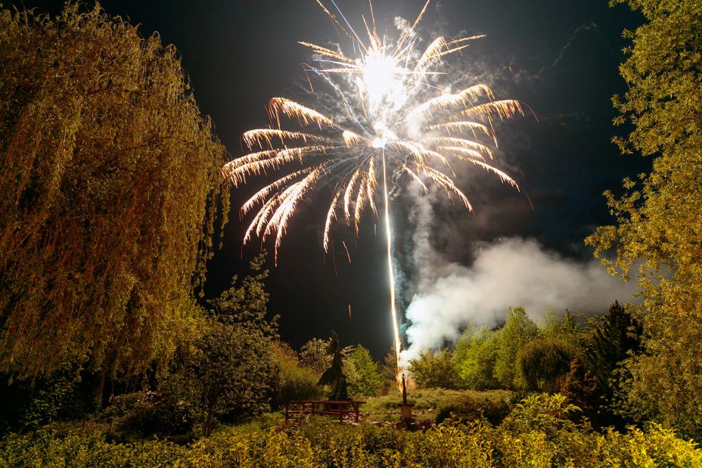 Das Hochzeitsfeuerwerk am Abend am Landhaus Alte Schmiede