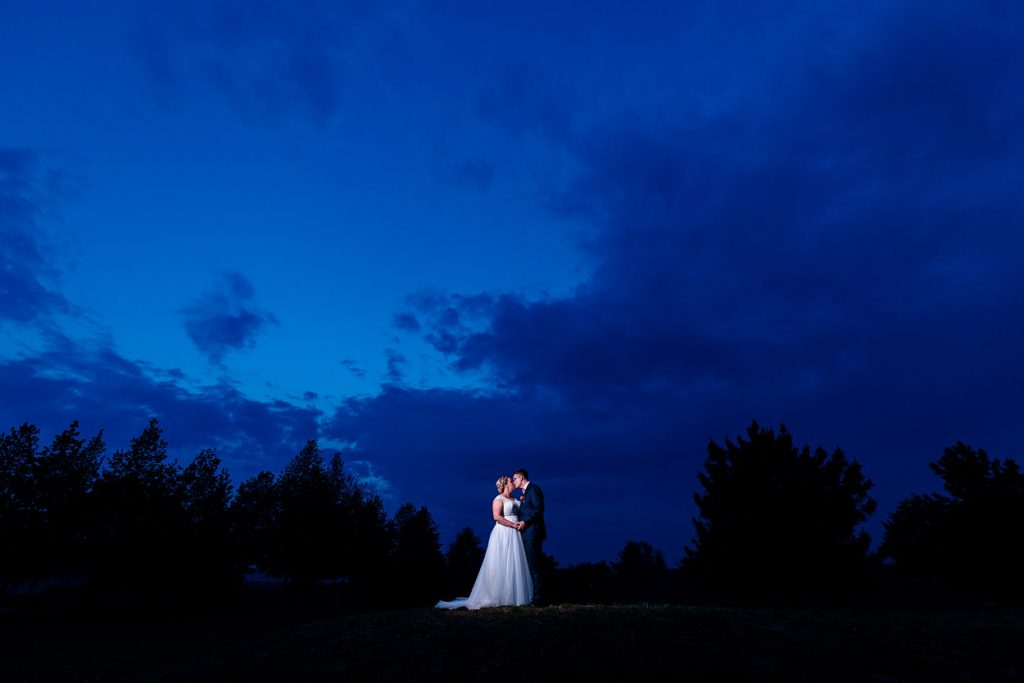 Hochzeitsfotos vom Brautpaar zur blauen Stunde