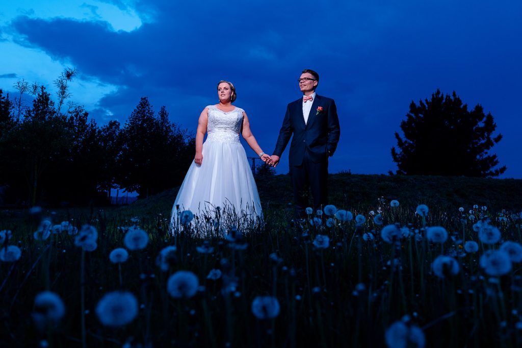 Hochzeitsfotos vom Brautpaar zur blauen Stunde