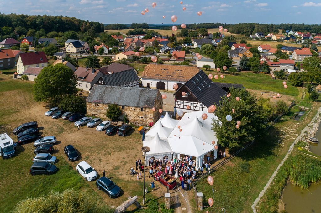 Luftballons steigen lassen