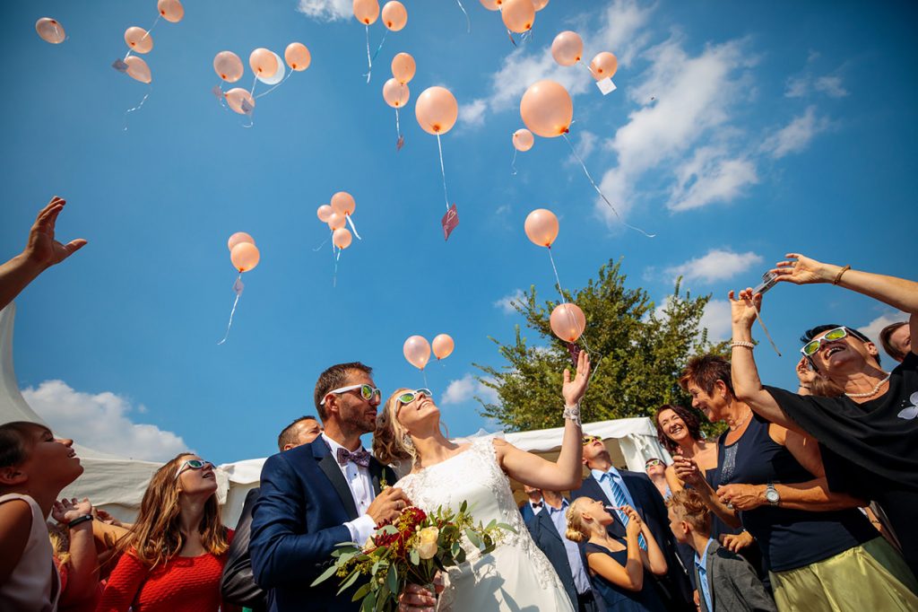 Das Brautpaar beim steigen lassen der Luftballons