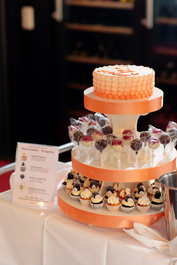 Eine Mix-Etagere aus Torte, Cake-Pops und Cupcakes