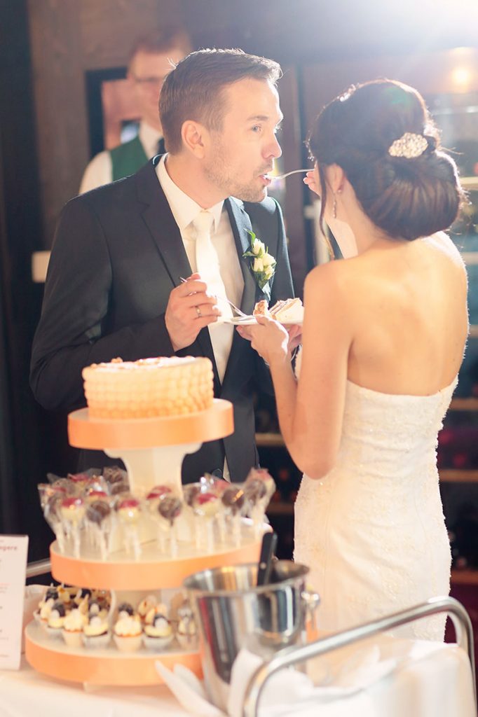 Der Bräutigam probiert die Hochzeitstorte