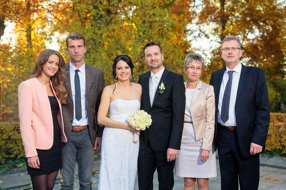 Das Brautpaar mit der Familie