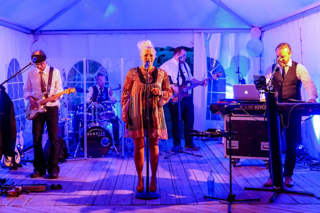 Die Band ist bereit für die Hochzeitsfeier