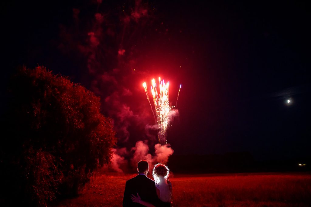 Das Brautpaar beobachtet das Feuerwerk