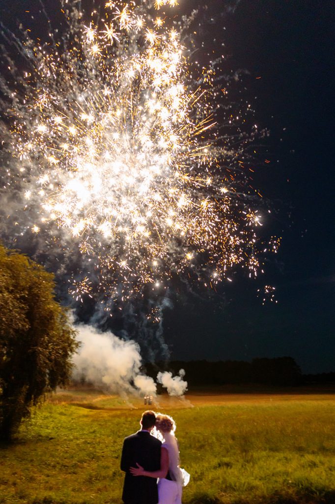 Das Brautpaar beobachtet das Feuerwerk