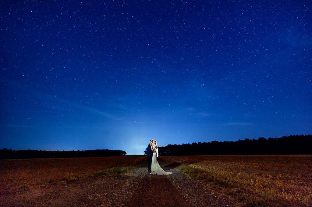 Das Hochzeitspaar unter dem Sternenhimmel