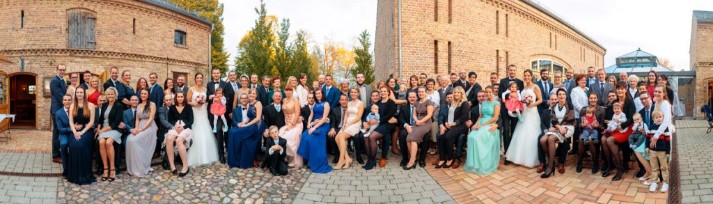 Das Panoramagruppenfoto während einer Hochzeit im Herbst beim Zum Rittmeister Kemnitz