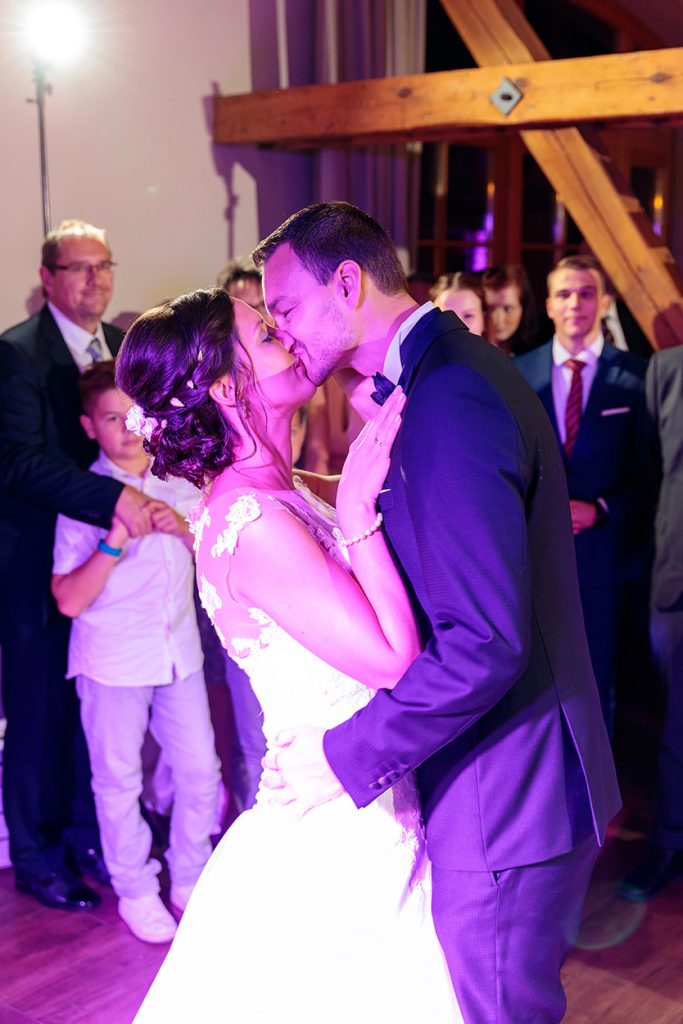 Innige Küsse nach dem Hochzeitstanz des Brautpaares