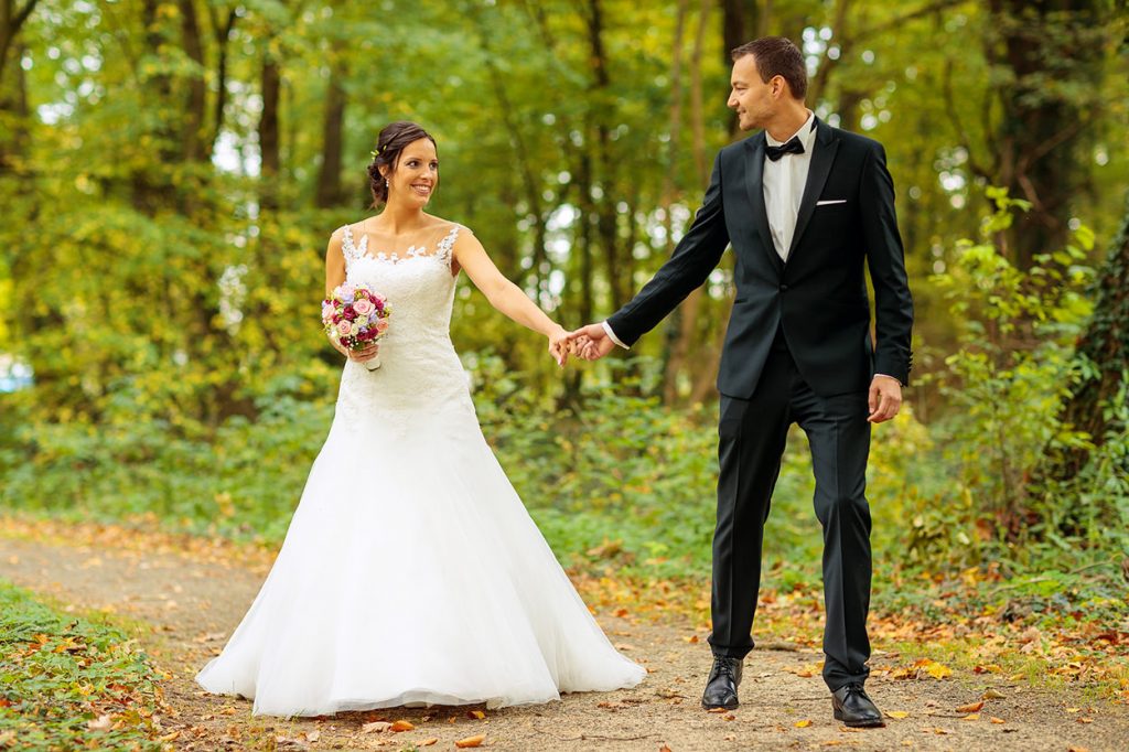 Hochzeitsfotos mit dem Brautpaar im Schlosspark Reckahn nach der Trauung