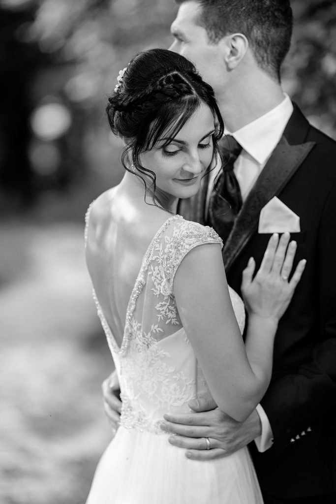 Hochzeitsfoto in schwarz weiss von einer Braut mit gesenktem Kopf Eine sinnliche Braut am Hochzeitstag auf dem Landgut Stober bei Nauen