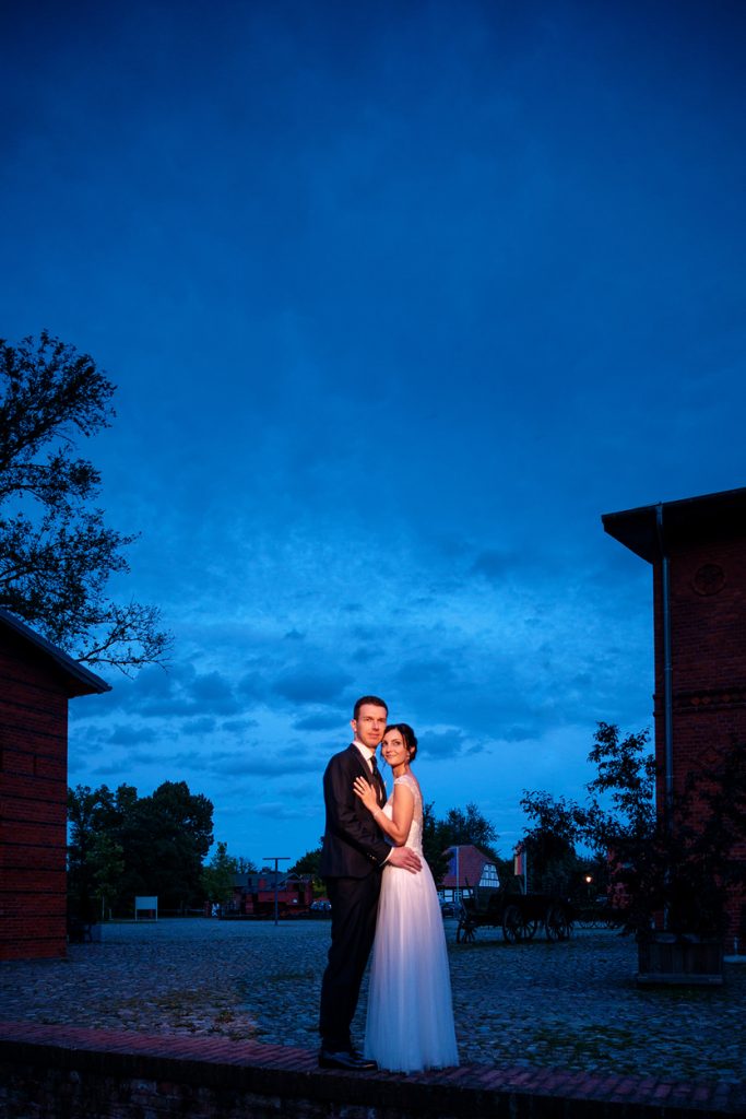 Hochzeitspaar im Havelland zur blauen Stunde Hochzeitsfotos zur Blauen Stunde auf dem Gelände vom Landgut Stober