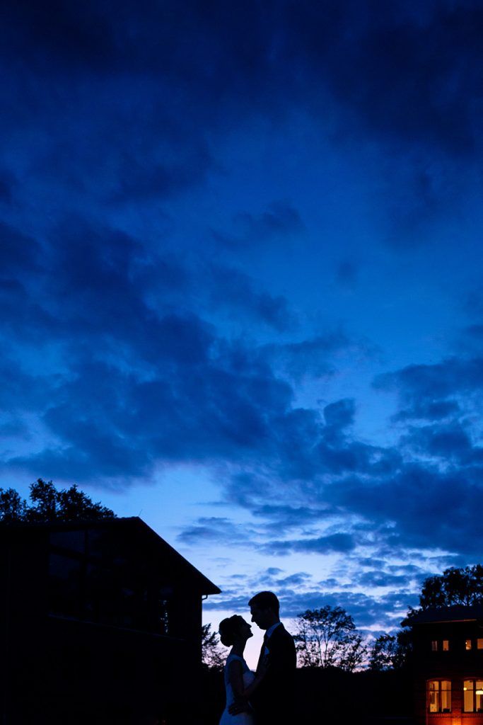 Silhouette des Brautpaares zur Blauen Stunde