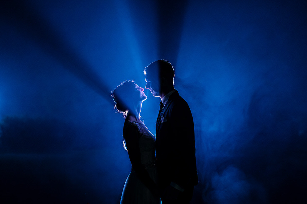 Brautpaar im Gegenlicht zur Blauen Stunde bei einer Hochzeit im Havelland Hochzeitsfotos zur Blauen Stunde gehören einfach dazu