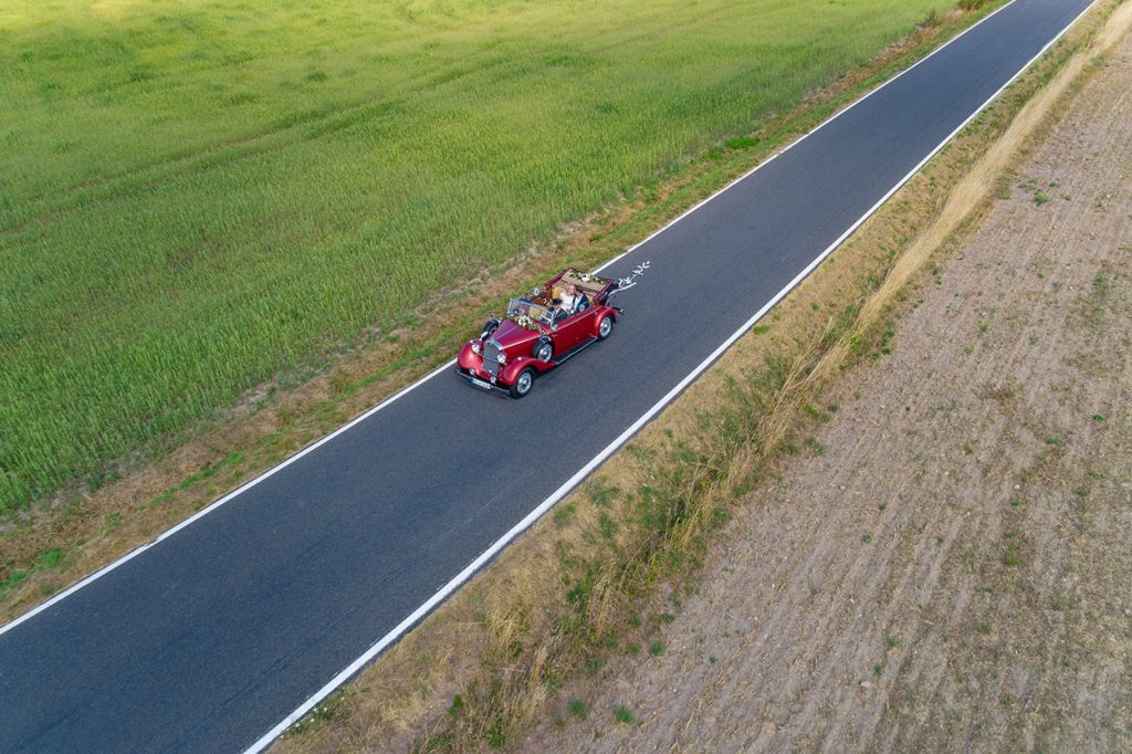 Drohnenaufnahme von der Fahrt zur Hochzeitslocation