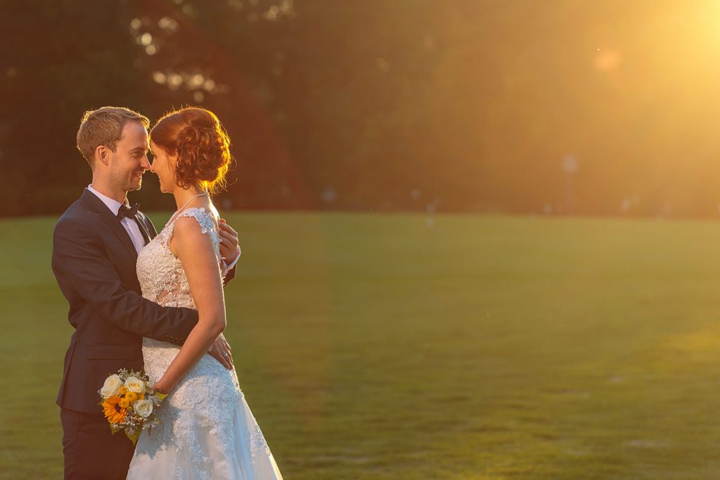 Das Brautpaar im Sonnenuntergang