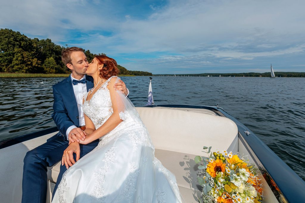 Brautpaar im Boot auf dem Weg zum A-Rosa Resort