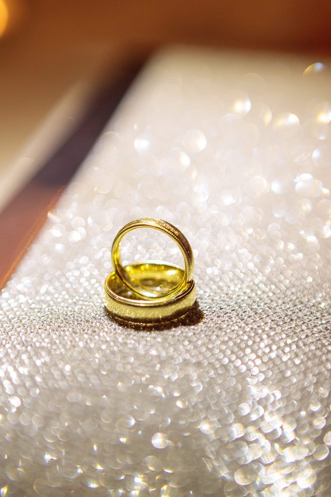 Die Eheringe des Brautpaares im Detail