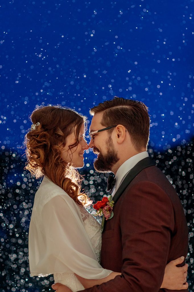 Hochzeitsfotos am Abend im Regen bei einer Hochzeit im Herbst