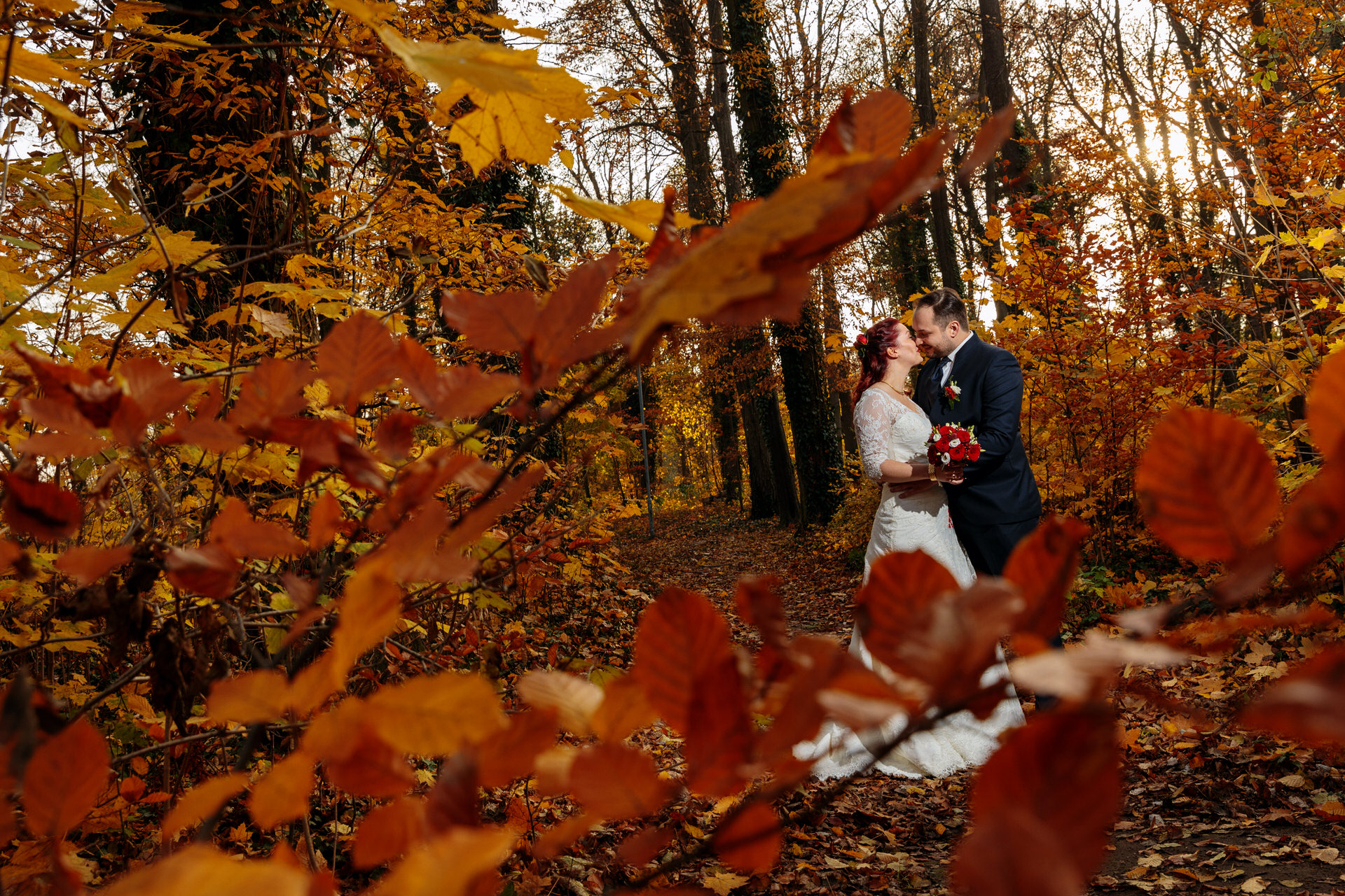 Hochzeitsfotos im Herbst im Wald Berlin