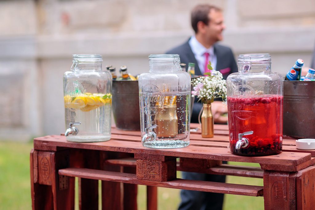 Eine Limonadenbar bei einer Hochzeit im Sommer