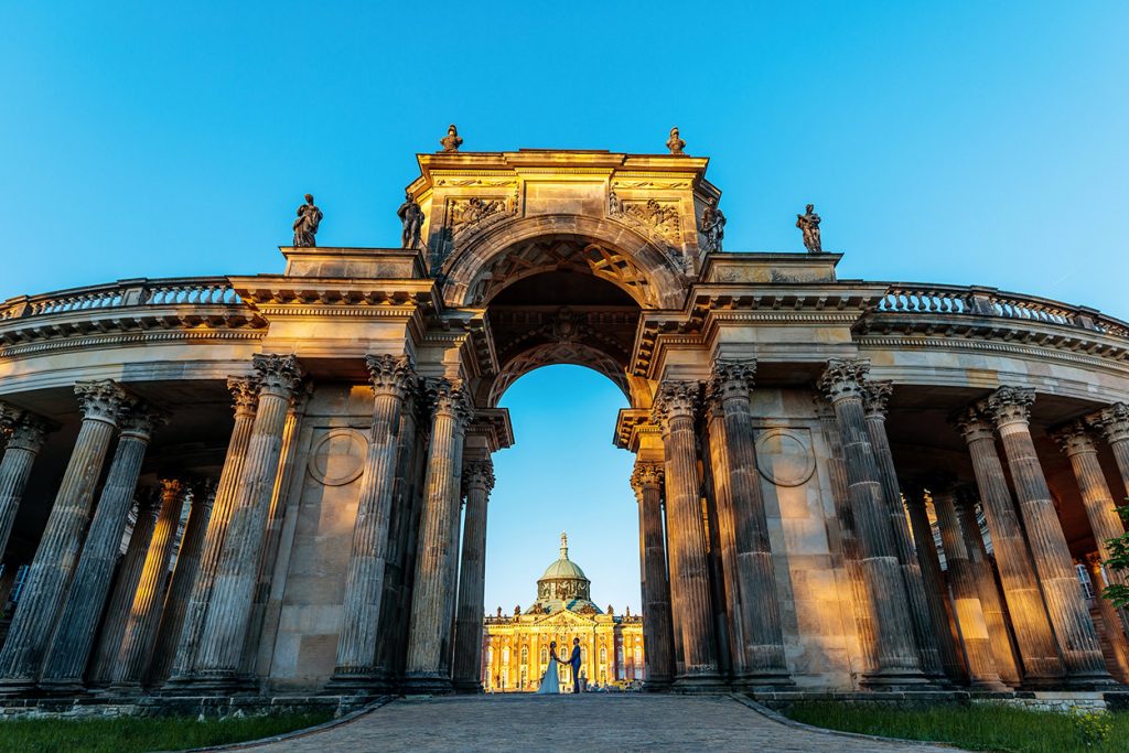 Epische Architektur und ein zauberhaftes Brautpaar während der Hochzeitsfotos am Neuen Palais Potsdam