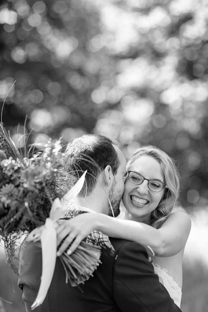 Ein herzliches Lachen der Braut
