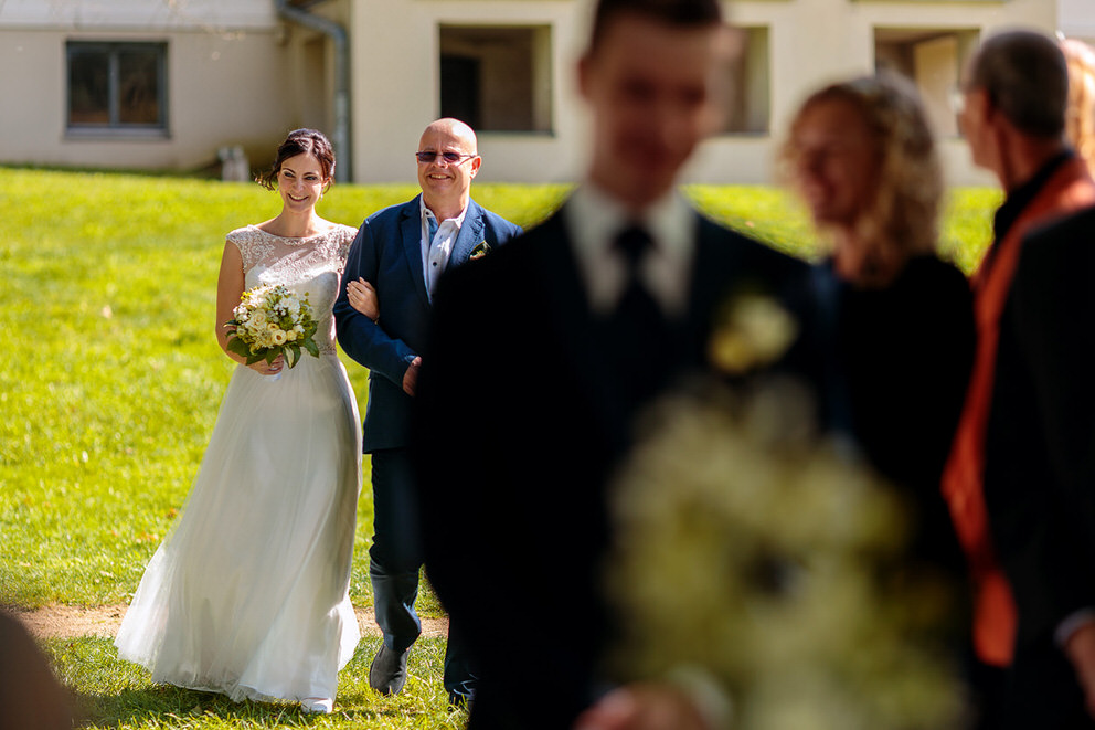 Einzug der Braut mit ihrem Vater Die Braut wird von ihrem Vater zur Trauung geleitet