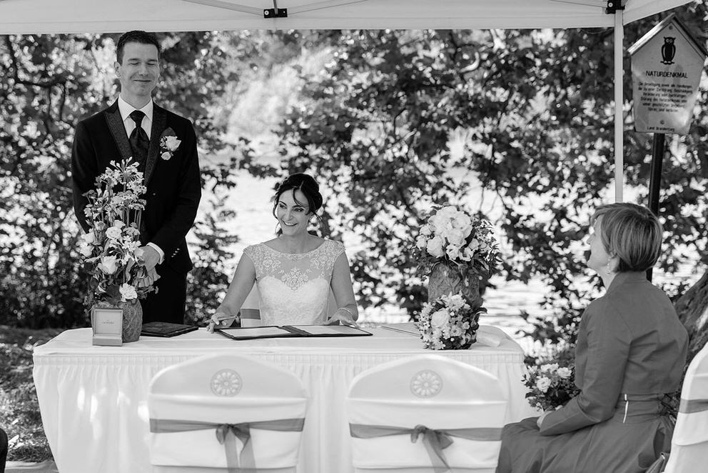 Die Braut unterschreibt die Hochzeitspapiere