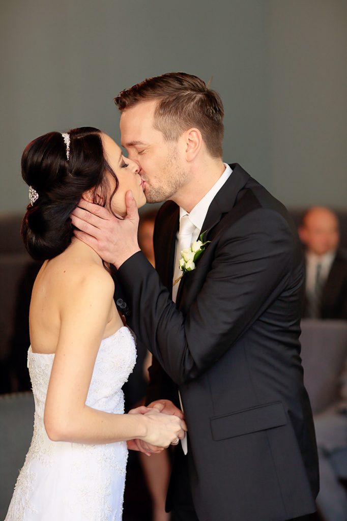 Der Hochzeitskuss vom Brautpaar