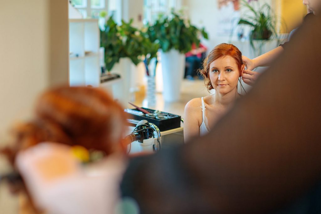 Die Haare der Braut werden gemacht