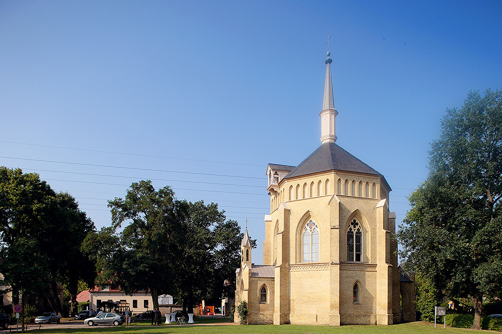 Ort der Trauung war die Alte Neuendorfer Anger Kirche in Potsdam Babelsberg
