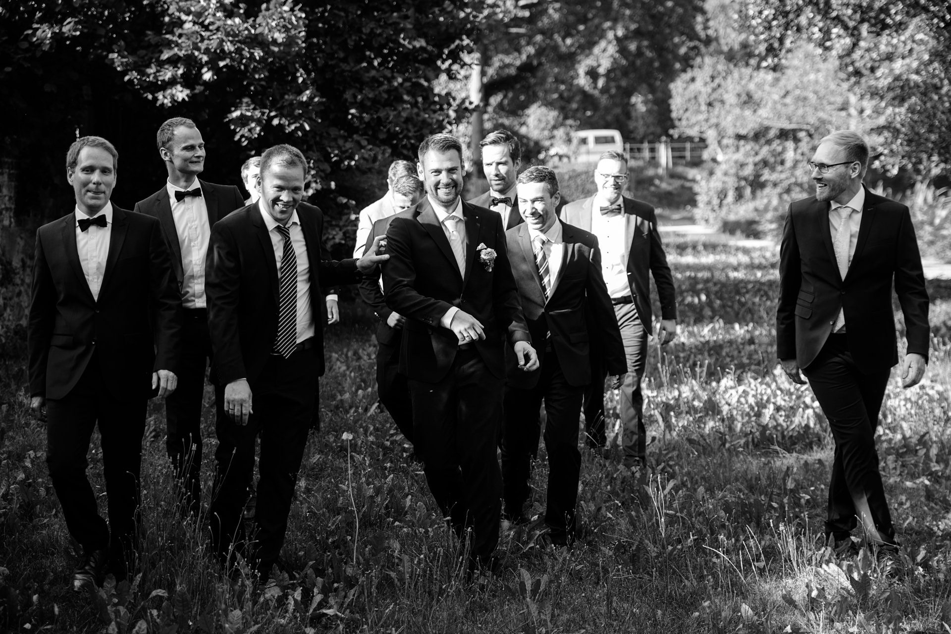 Der Bräutigam mit seinen Jungs bei der Hochzeitsfeier