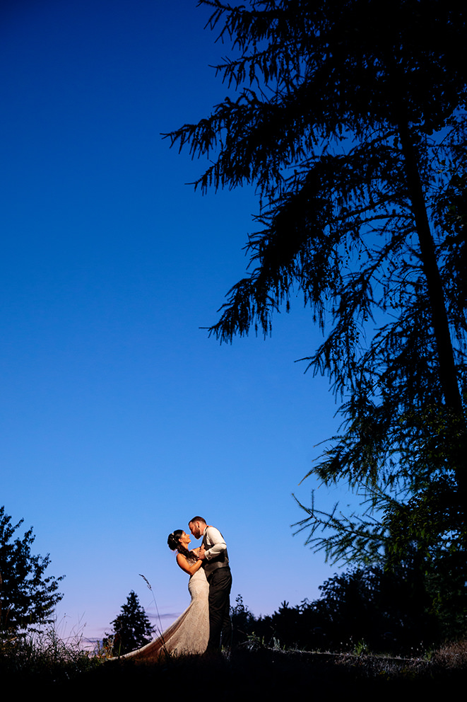 Hochzeitspaar zur blauen Stunde Hochzeitspaar zur blauen Stunde