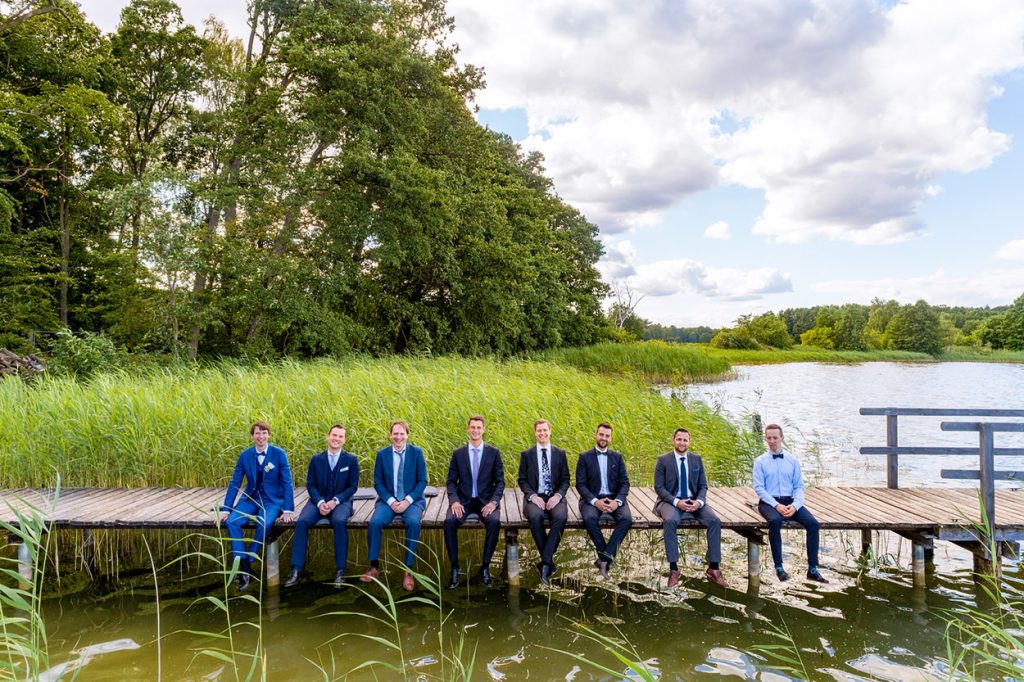 Den Steg eroberten dann die Jungs des Bräutigams für weitere, lustige Aufnahmen mithilfe unserer Drohne. Das gibt den Gästefotos eine völlig neue Perspektive.