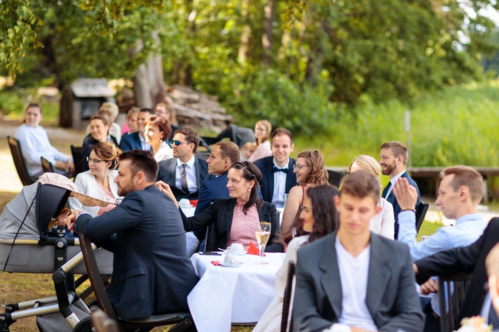 Die Hochzeitsgäste beobachten den Anschnitt der Hochzeitstorte durch das Brautpaar auf dem Landgut Gühlen bei Neuruppin