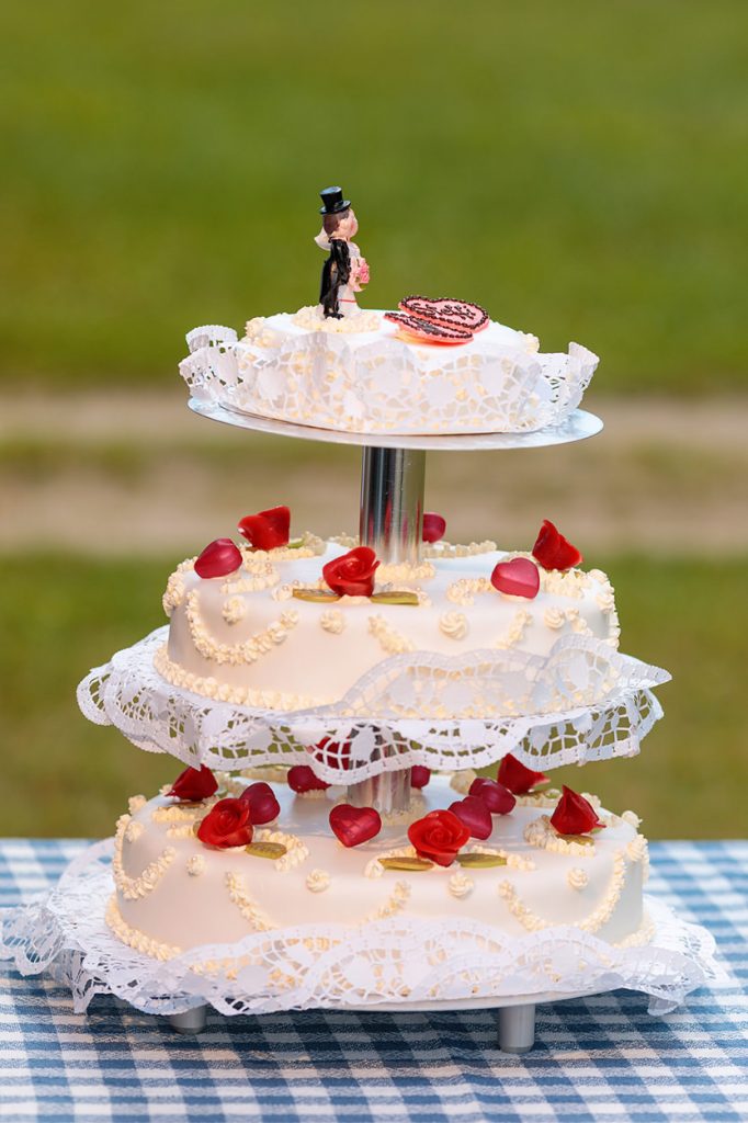 Die Hochzeitstorte ist bereit für den Anschnitt auf dem Landgut Gühlen bei Neuruppin