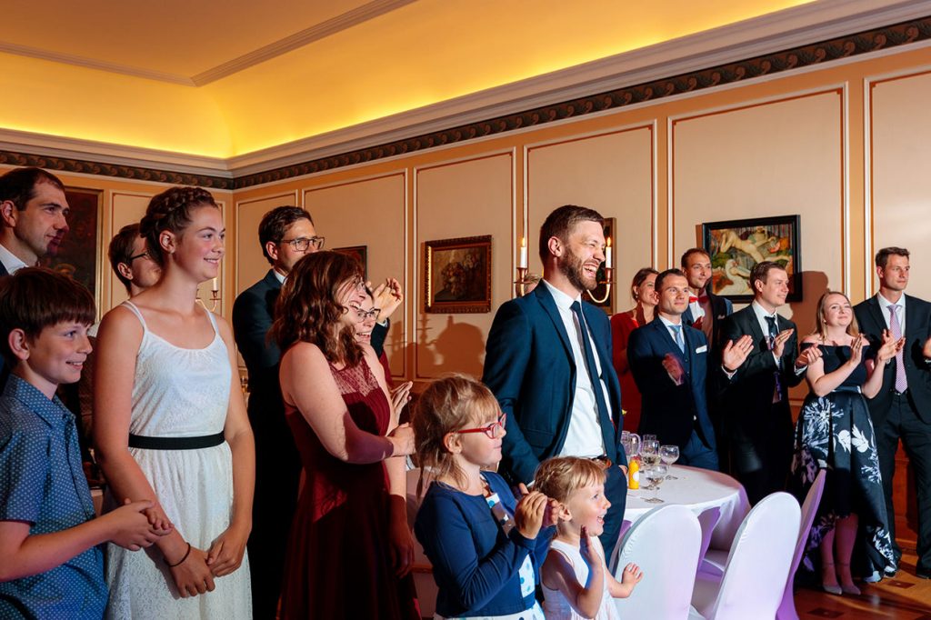 Die Hochzeitsgäste beobachten das Brautpaar beim Hochzeitstanz