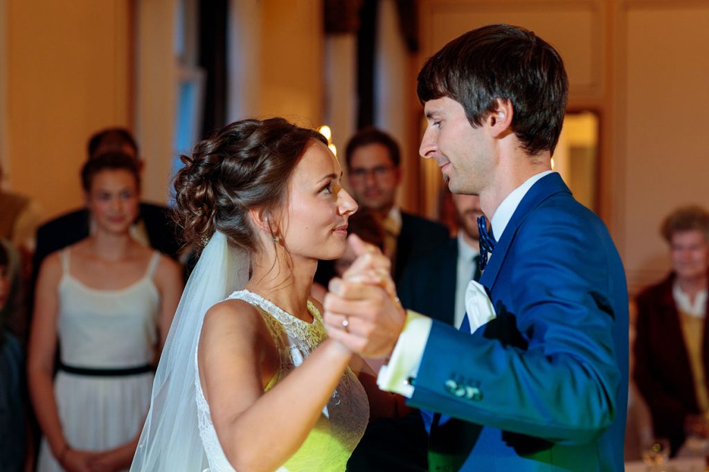 Der Hochzeitstanz des Brautpaares auf dem Landgut Gühlen bei Neuruppin