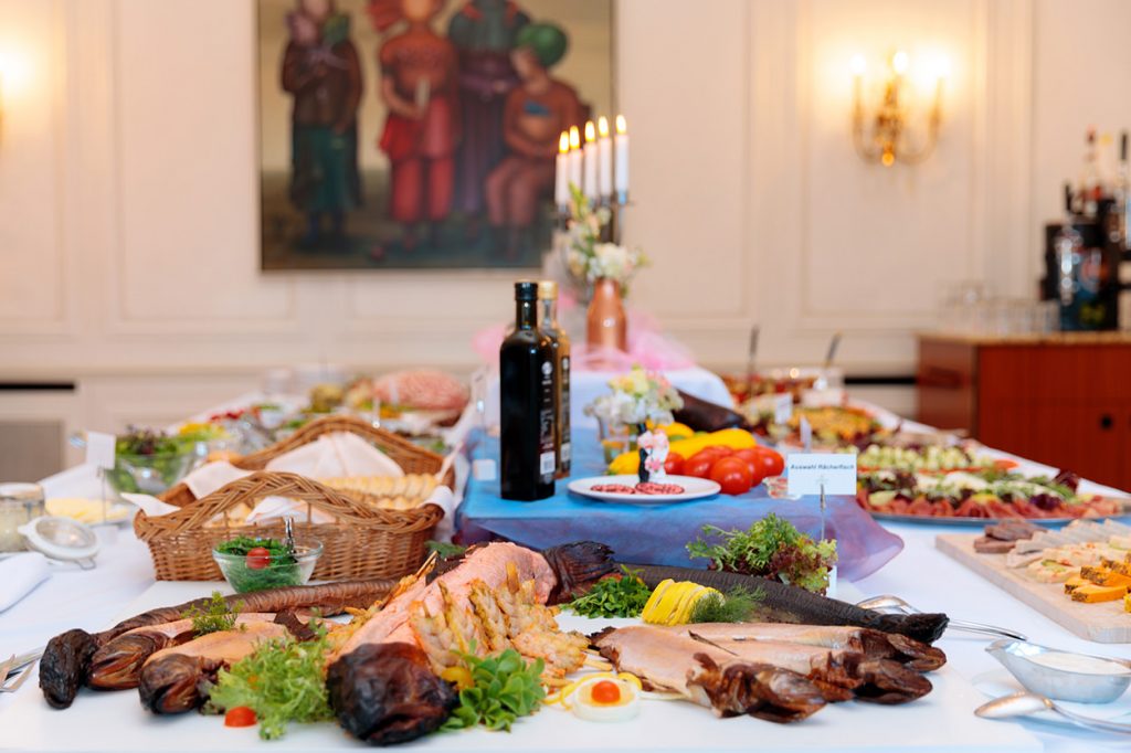 Der Raum, in welchem die Feier statt fand, bietet Platz für mittelgroße Hochzeitsgesellschaften. Der Service war an diesem Abend super und das Essen sehr lecker.