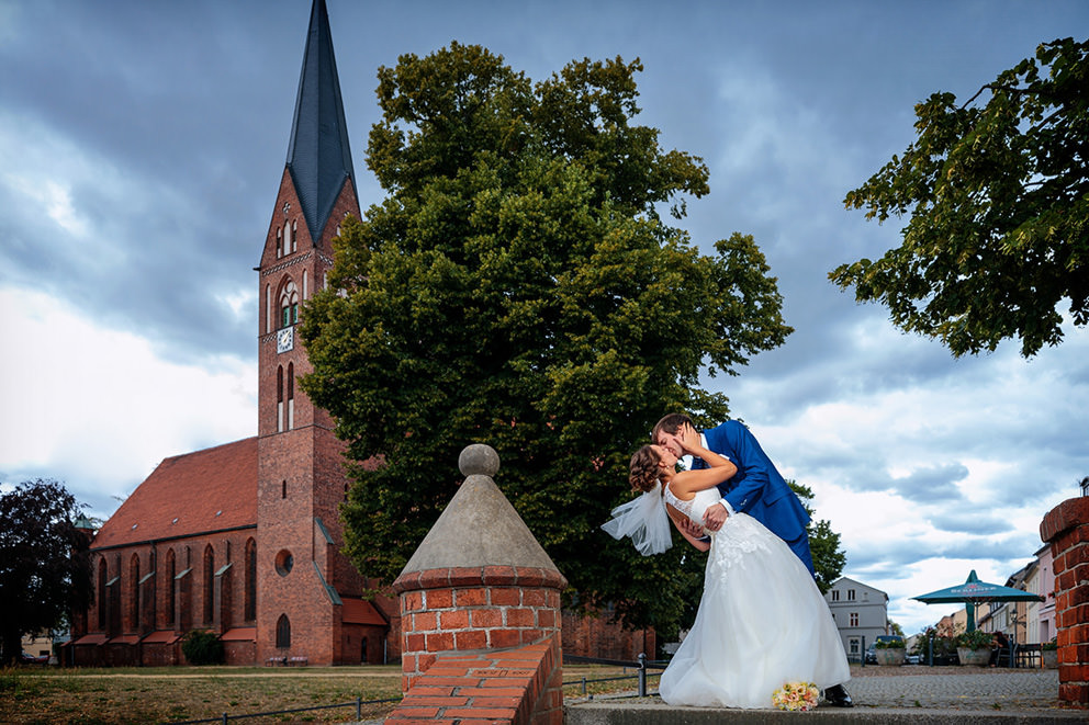 Hochzeitspaar vor Klosterkirche Sankt Trinitatis in Neuruppin