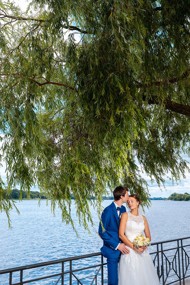 Hochzeitsfoto in Neuruppin am See unter einer Weide