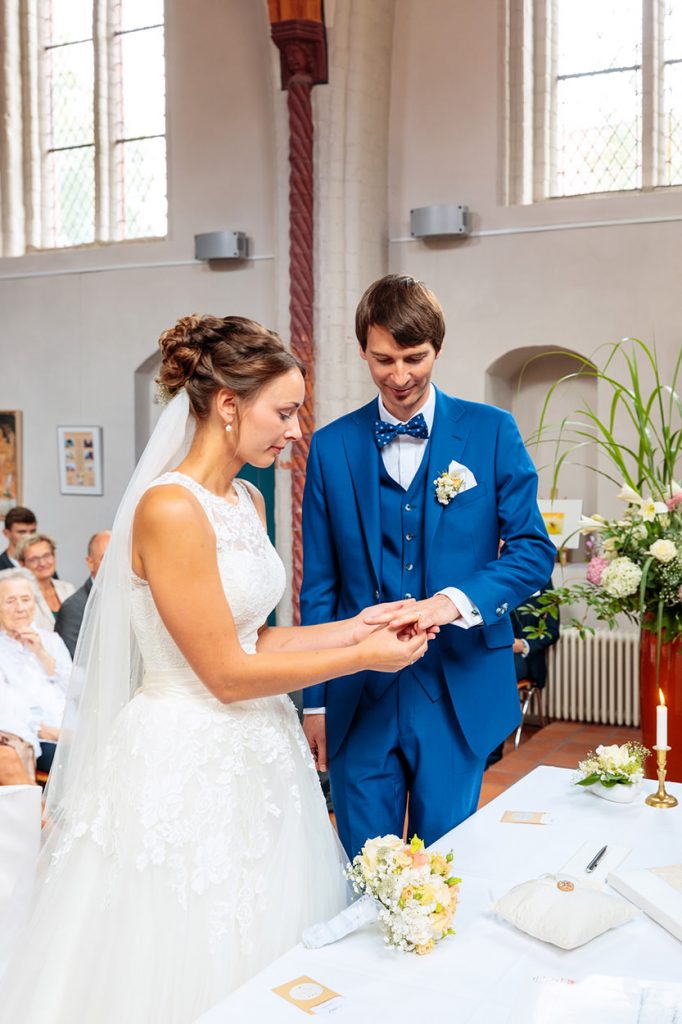 Das Brautpaar tauscht die Ringe in der Siechenhauskapelle Neuruppin