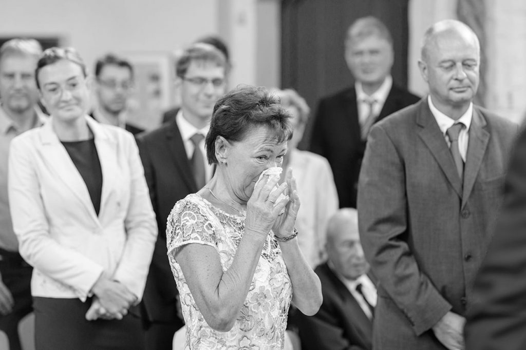 Die Gäste sind emotionale berührt beim Einzug der Braut mit ihrem Brautvater in der Siechenhauskapelle Neuruppin