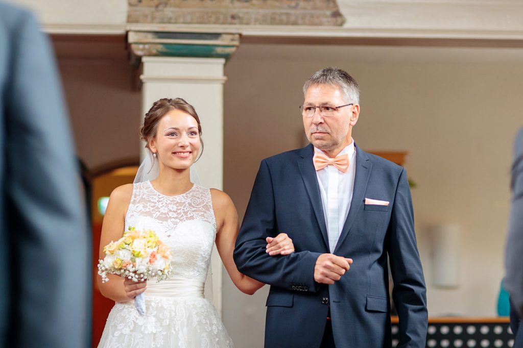 Die Braut betritt mit ihrem Vater die Siechenhauskapelle in Neuruppin