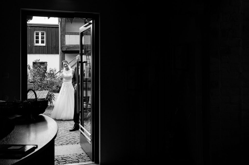 Die Braut betritt mit ihrem Vater die Siechenhauskapelle in Neuruppin
