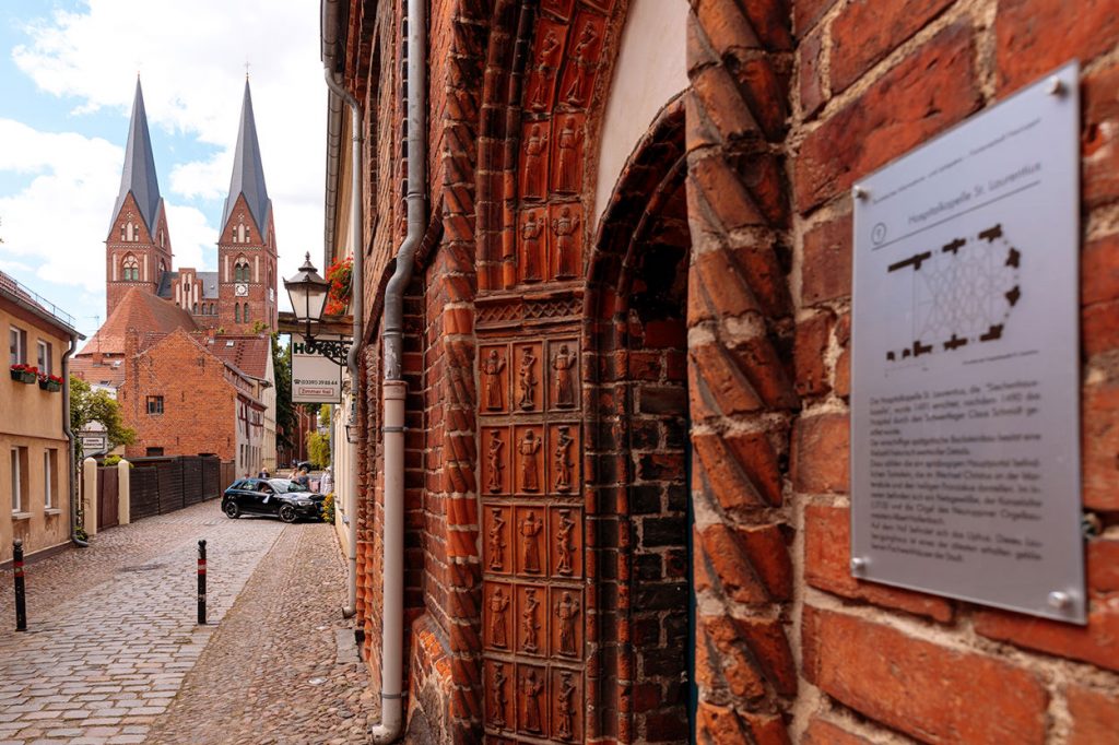 Die Trauung fand in der Siechhauskapelle und liegt in der schönen Altstadt von Neuruppin, fußläufig zum Wasser